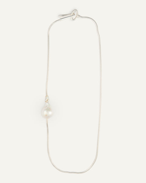 simple pearl necklace – Hernan Herdez